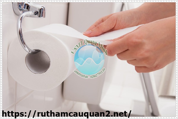Bồn cầu bị d&acirc;ng nước do xả nhiều giấy vệ sinh