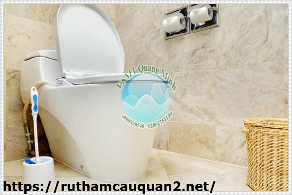 Bồn cầu bị d&acirc;ng nước do x&acirc;y dựng đ&atilde; l&acirc;u