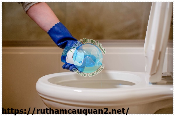 D&ugrave;ng nước rửa ch&eacute;n xử l&yacute; bồn cầu bị d&acirc;ng nước