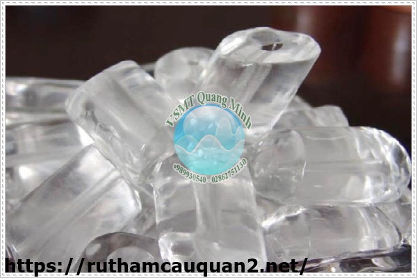 Sử dụng đ&aacute; bi xử l&yacute; bồn cầu bị d&acirc;ng nước