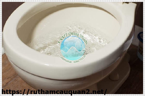 Xử l&yacute; bồn cầu bị d&acirc;ng nước