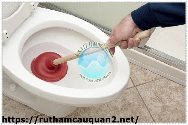 Gậy thụt bồn cầu bị d&acirc;ng nước