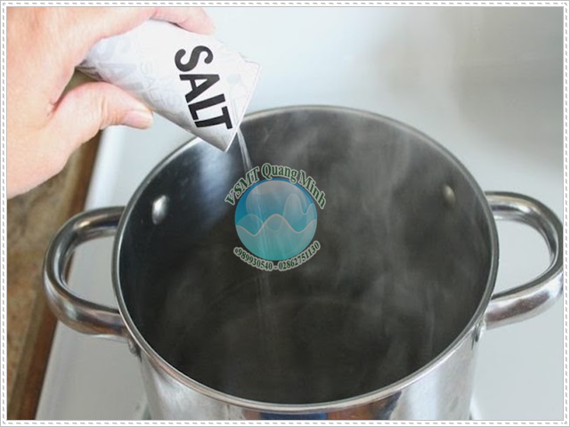 C&aacute;ch th&ocirc;ng cống bằng muối đơn giản đến ngỡ ng&agrave;ng