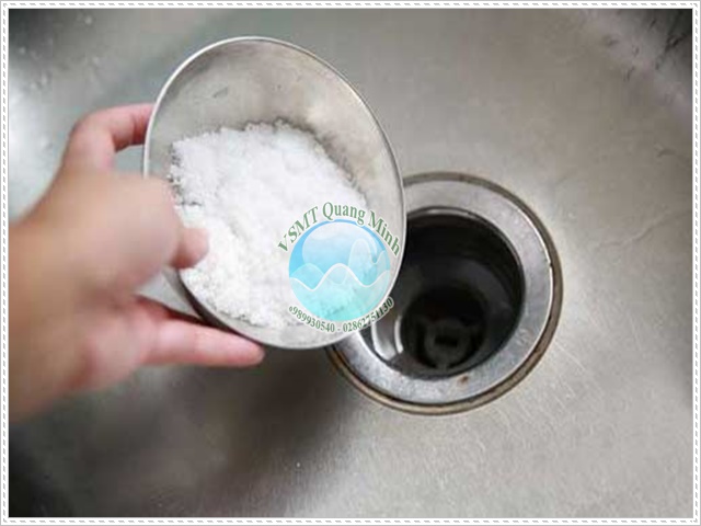 C&aacute;ch th&ocirc;ng cống bằng muối đơn giản đến ngỡ ng&agrave;ng
