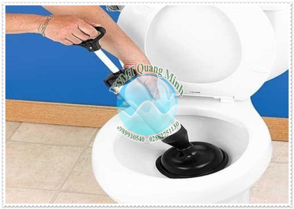 Thông bồn cầu nghẹt bằng cây thụt bồn cầu