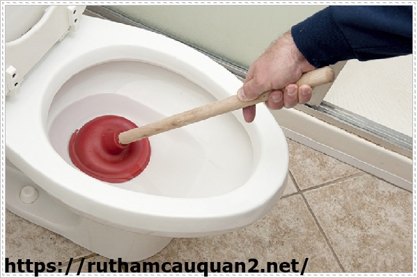 Xử l&yacute; bồn cầu bị bắn nước bằng gậy thụt