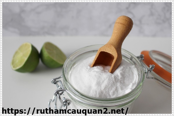 D&ugrave;ng baking soda xử l&yacute; bồn cầu bị bắn nước
