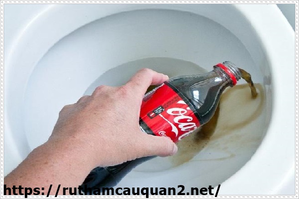 Th&ocirc;ng bồn cầu bằng Coca