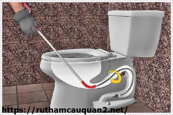 Sử dụng d&acirc;y th&ocirc;ng nghẹt bồn cầu